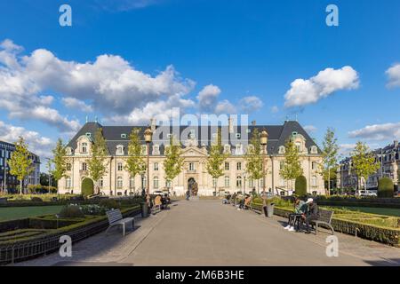 Luxemburg-stadt, Luxemburg - 30. September 2022: Stadtbild mit niederländischer Botschaft und Wappen mit Text je maintiendra in Luxemburg-Stadt Stockfoto