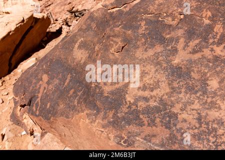Rock Art in der Split Level Ruin. Rucksacktouren in Grand Gulch und Anasazi-Wohnungen und Felskunst. In Der Nähe Von Blanding, Utah, Usa. Stockfoto