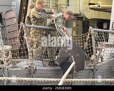 220422-N-WW980-003 NEW ORLEANS, (22. April 2022) - Seeleute der USS Lassen entfernen die Leinenwachen von den Anlegestellen, um sich auf den Weg zu machen. Die Abfahrt des Schiffs signalisierte das Ende der Navy Week New Orleans und die USS Lassen ist als Nächstes auf dem Weg zur Fleet Week Port Everglades in Fort Lauderdale, Florida, ab dem 1. Mai. Flottenwochen sollen den Amerikanern zeigen, welche Investitionen sie in ihre Marine getätigt haben, und das Bewusstsein für die Rolle und den Zweck der Marine in unserer nationalen Verteidigung schärfen. Stockfoto