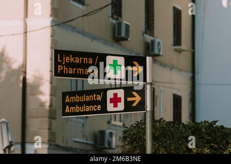 Apotheke und Krankenwagen Schild in der Stadt Stockfoto