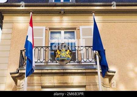 Luxemburg-stadt, Luxemburg - 30. September 2022: Stadtbild mit niederländischer Botschaft und Wappen mit Text je maintiendra in Luxemburg-Stadt Stockfoto