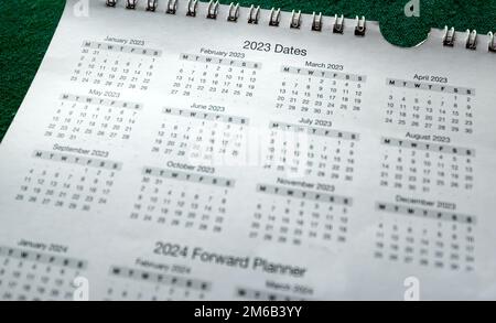 Kalender 2023, Monatsplaner für Wand oder Schreibtisch. Alle Daten und Monate von 2023 Jahr und 2024 werden angezeigt. Stockfoto