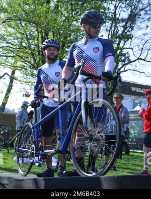 US-Rentner Navy Aviation Electronics Technician 2. Klasse Daniel Clarke und US-pensioniert Navy Metalsmith 2. Class Jacob Cox wartet auf den Radsport während der Invictus Games The Hague, Niederlande, 22. April 2022. Stockfoto