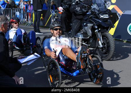 Der pensionierte Chef der US Air Force, Sergeant Garrett Kuwada, bereitet sich auf den Radsport während der Invictus Games in den Haag, Niederlande, am 22. April 2022 vor. IG22, Invictus Games, Invictus Team US, Stockfoto