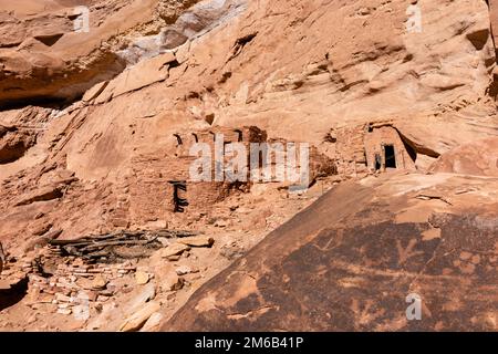 Rock Art in der Split Level Ruin. Rucksacktouren in Grand Gulch und Anasazi-Wohnungen und Felskunst. In Der Nähe Von Blanding, Utah, Usa. Stockfoto