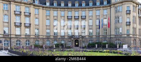 Luxemburg-stadt, Luxemburg - 30. September 2022: Stadtbild mit niederländischer Botschaft und Wappen mit Text je maintiendra in Luxemburg-Stadt Stockfoto