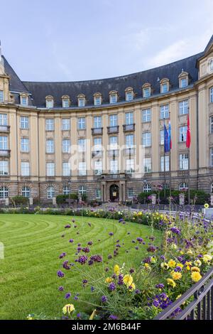 Luxemburg-stadt, Luxemburg - 30. September 2022: Stadtbild mit niederländischer Botschaft und Wappen mit Text je maintiendra in Luxemburg-Stadt Stockfoto