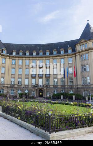 Luxemburg-stadt, Luxemburg - 30. September 2022: Stadtbild mit niederländischer Botschaft und Wappen mit Text je maintiendra in Luxemburg-Stadt Stockfoto