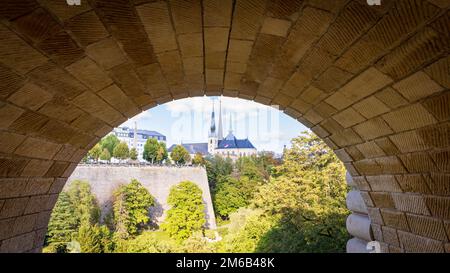 Luxemburg-stadt, Luxemburg - 30. September 2022: Stadtbild mit niederländischer Botschaft und Wappen mit Text je maintiendra in Luxemburg-Stadt Stockfoto