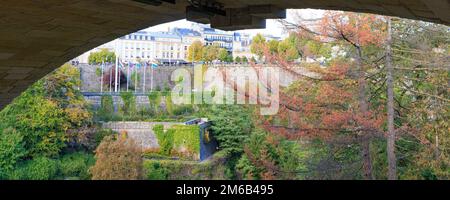 Luxemburg-stadt, Luxemburg - 30. September 2022: Stadtbild mit niederländischer Botschaft und Wappen mit Text je maintiendra in Luxemburg c Stockfoto