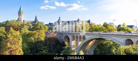 Luxemburg-stadt, Luxemburg - 30. September 2022: Stadtbild mit niederländischer Botschaft und Wappen mit Text je maintiendra in Luxemburg-Stadt Stockfoto