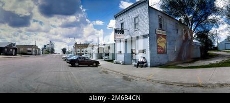 Fotograf Mark Strand sitzt mit seinem Sohn Reid vor der Kunkel's Pool Hall in der Main Street of Edmore, North Dakota - 28. Mai 1995. Stockfoto