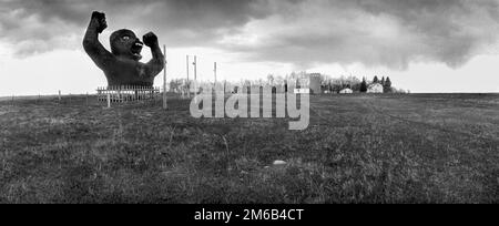 Attraktion am Straßenrand mit Mighty OG, einer kolossalen 36 Meter hohen Gorilla-Statue auf einer ländlichen Weide in der Nähe von Harvey, North Dakota - 14. Mai 1995. Stockfoto
