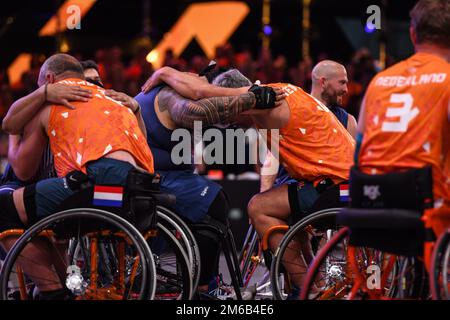 Gemeinsam mit den Sportlern des Teams Niederlande feiern die US-Athleten nach dem letzten Rollstuhl-Basketballspiel für die Invictus Games The Hague, Niederlande, am 22. April 2022. Die Invictus Games bestehen aus fast 20 Nationen und über 500 militärischen Wettkämpfern, die an 10 Sportveranstaltungen vom 16. Bis 22. April 2022 teilnehmen. Stockfoto