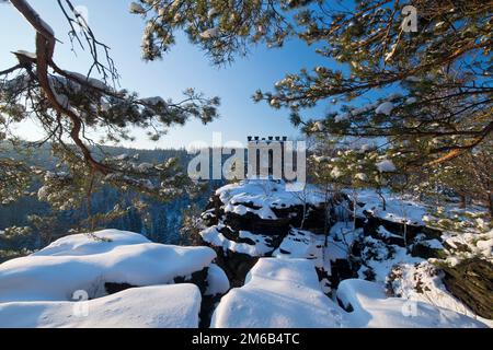 Schnee in der Kaiser-Wilhelm-Festung bei den Herkules-Säulen, Bielatal, Ottomuehle, Sachsenschweiz, Elbstandstein-Gebirge, Sachsen Stockfoto