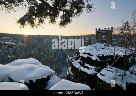 Schnee in der Kaiser-Wilhelm-Festung bei den Herkules-Säulen, Bielatal, Ottomuehle, Sachsenschweiz, Elbstandstein-Gebirge, Sachsen Stockfoto