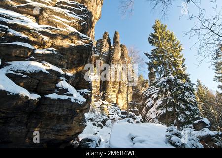 Schnee an den Herkules-Säulen, Bielatal, Ottomuehle, Sächsische Schweiz, Elbstand-Steingebirge, Sachsen Stockfoto