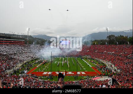 Zwei B-1B Lancer Bombers überqueren das Rose Bowl Stadium vor dem Rose Bowl-Spiel zwischen den Utah Utes und den Penn State Nittany Lions am Montag, den Stockfoto