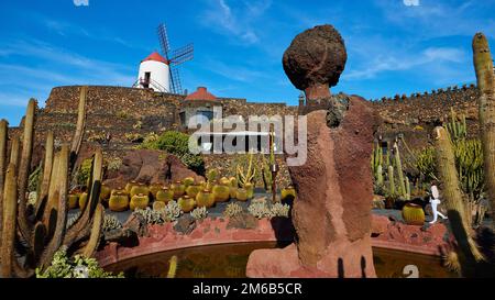 Jardin de Cactus, Kaktusgarten, Windmühle, Skulptur aus roter Lava, Cesar Manrique, Blauer Himmel, weiße Wolken, Lanzarote, Kanarische Inseln, Spanien Stockfoto