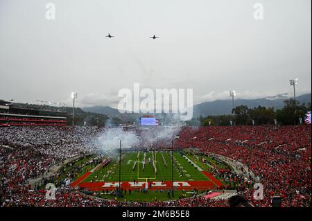 Zwei B-1B Lancer Bombers überqueren das Rose Bowl Stadium vor dem Rose Bowl-Spiel zwischen den Utah Utes und den Penn State Nittany Lions am Montag, den Stockfoto