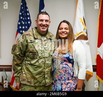 USA Oberstleutnant Garrick Messer, Staatschirurg der South Carolina Army National Guard, wird während einer Zeremonie am 22. April 2022 in Columbia, South Carolina, zum Oberst befördert. Stockfoto