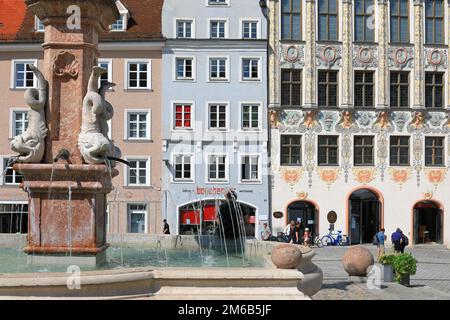 Marienbrunnen, historisches Rathaus, Hauptplatz, historische Stadt, Landsberg am Lech, Oberbayern, Bayern, Deutschland Stockfoto