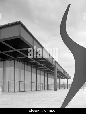 Mies van der Rohe. Die Neue Nationalgalerie in Berlin, entworfen vom deutsch-amerikanischen Architekten Ludwig Mies van der Rohe (1886-1969), 1968 Stockfoto