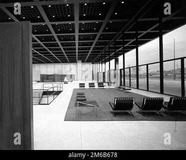 Mies van der Rohe. Die Neue Nationalgalerie in Berlin, entworfen vom deutsch-amerikanischen Architekten Ludwig Mies van der Rohe (1886-1969), 1968 Stockfoto