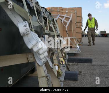 USA Air Force Senior Airman Jacob Schroeder, 633d Logistics Readiness Squadron Cargo Movement Technician überprüft die Armbänder der Frachtpaletten auf der Joint Base Langley-Eustis, Virginia, 22. April 2022. Die ARMBRUST ist das erste Mal, dass der 633d Air Base Wing als Air Base Staffel agile Kampfunterstützung durchführt, als Teil der Bemühungen des Air Combat Command, sich an das neue vierphasige Force Generation Modell der Air Force (verfügbar für Commit, Reset, Prepare und Ready) anzupassen. Durch den Einsatz einer Luftwaffe und eines unterstützenden A-Stabs werden die Flugzeuge bereit sein, als aufgabenorientiertes, hochleistungsfähiges personal zu stationieren Stockfoto