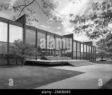 Mies van der Rohe. Die Crown Hall am Illinois Institute of Technology, Chicago, entworfen vom deutsch-amerikanischen Architekten Ludwig Mies van der Rohe (1886-1969), 1956 Stockfoto