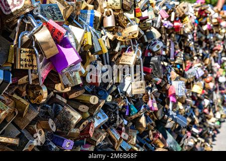 Tausende von Schleusen hängen an der Brücke Pont des Arts über die seine, was Glück und Liebessymbole bringt. Paris, Frankreich. Stockfoto