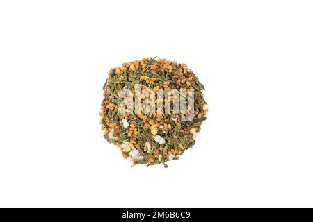 Grüner Tee, japanische Genmaicha. Grüner Tee gemischt mit gebratenem braunen Reishaufen, isoliert auf weißem Hintergrund. Stockfoto