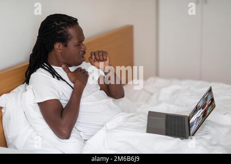 Medizinische Online-Beratung. Schwarzer Mann, Der Videoanrufe Mit Dem Arzt Auf Dem Laptop Macht Stockfoto