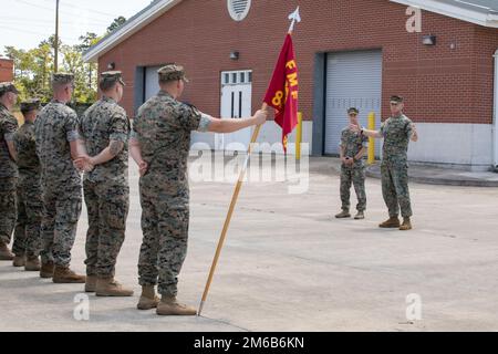 USA Staff Sgt. Paul D’aeth, ein Techniker für die Beseitigung von Sprengkörpern mit dem 8. Maschinenstützbataillon (ESB), Combat Logistics Regiment 27, 2. Marine Logistics Group, steht vor einer Formation mit LT. Colonel Brandon Cooley, kommandierendem Offizier des 8. ESB, während einer Preisverleihung in Camp Lejeune, North Carolina, 22. April 2022. Während der Zeremonie erhielt D'aeth die Navy and Marine Corps Medal, die höchste Medaille der Navy für nicht-Kampfheldentum. Stockfoto