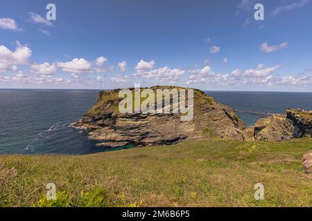 Tintagel - Mai 30 2022: Die legendäre antike Stadt Tintagel in Cornwall, England. Stockfoto