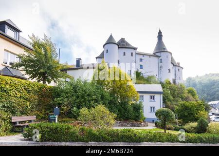 Clervaux, Luxemburg - 3. Oktober 2022: Stadtbild mit mittelalterlichem Schloss Clervaux in Luxemburg Stockfoto