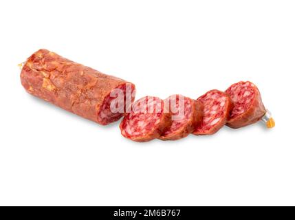 In Scheiben geschnittene Salami-Wurst, isoliert auf weiß, mit Schnittpfad, Kopierbereich Stockfoto