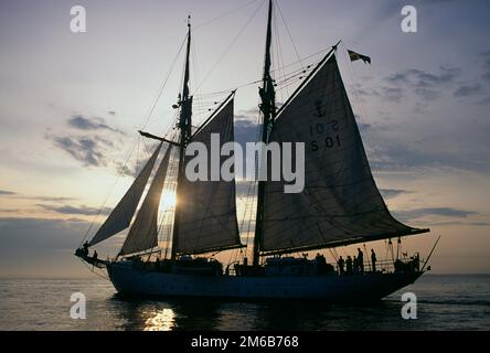 Schwedischer Navy-Schoner Gladan, Sonnenuntergang im Solent, 1990 Stockfoto