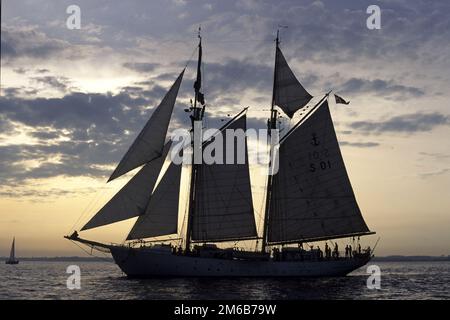 Schwedischer Navy-Schoner Gladan, Sonnenuntergang im Solent, 1990 Stockfoto