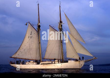 Schwedischer Navy-Schoner Gladan, Sonnenuntergang im Solent, 1990 Stockfoto