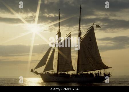 Schwedischer Navy-Schoner Gladan, Sonnenuntergang im Solent, 1990 Stockfoto