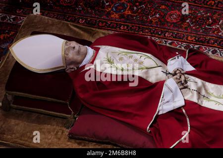 3. Januar 2023: Die Leiche von Papst Emeritus Benedict XVI liegt im Bundesstaat St. Petersdom im Vatikan. (Kreditbild: © Evandro Inetti/ZUMA Press Wire) Stockfoto