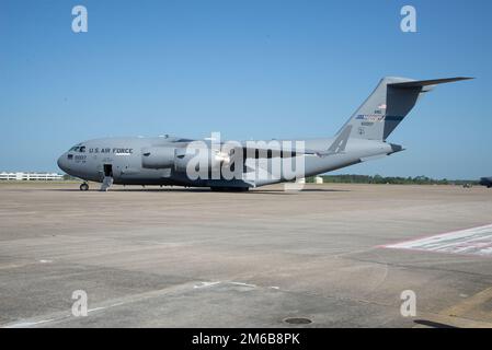 Ein C-17 Globemaster III, der dem 172d Airlift Wing, Mississippi Air National Guard, zugeteilt wurde, trifft am Gulfport Combat Readiness Training Center während des Southern Strike 2022 in Gulfport, Mississippi, am 22. April 2022 ein. Southern Strike 2022 ist eine groß angelegte, gemeinsame multinationale Kampfübung, die von der Mississippi National Guard veranstaltet wird und eine taktische Ausbildung für das gesamte Spektrum der Konflikte bietet. Stockfoto