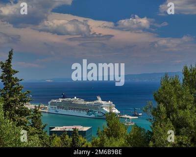 Split, Kroatien - 06 26 2015 Uhr: Kreuzfahrtschiff im Hafen an einem wunderschönen sonnigen Tag an der dalmatinischen Küste des mittelmeers Stockfoto