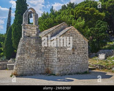 Split, Kroatien - 06 26 2015 Uhr: Kleine Steinkapelle an einem sonnigen Tag am mittelmeer Stockfoto