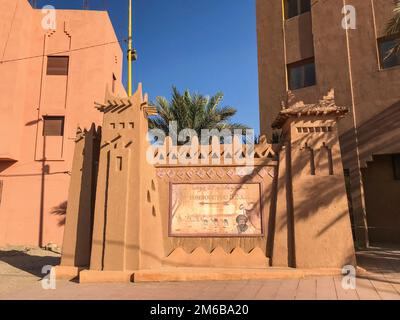 Marokko, Zagora, Marokko, Zagora, gemäldetes Schild in Zagora, Marokko, das den Weg nach Timbuktu und die Zeit zeigt, die benötigt wird, um es mit dem Kamel zu erreichen Stockfoto