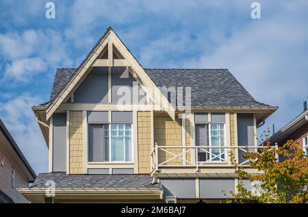 Eine perfekte Nachbarschaft. Häuser in einem Vorort in Nordamerika. Oben in einem Luxushaus mit schönen Fenstern über dem blauen Himmel. Stockfoto