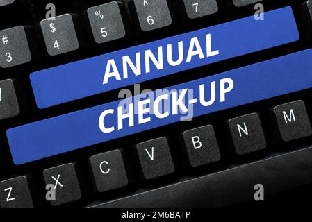 Inspiration mit Schild „Annual Check Up“. Internetkonzept Jahresbewertung und Untersuchung des Gesundheitszustandes des Menschen Stockfoto