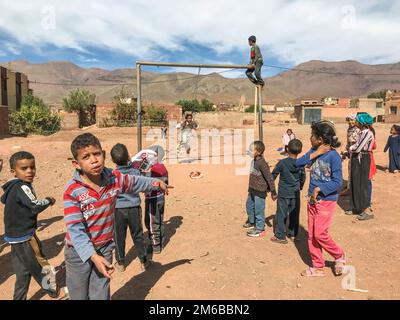 Marokko, Telouet, Kinder spielen Stockfoto