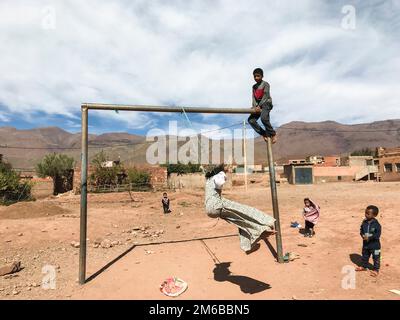 Marokko, Telouet, Kinder spielen Stockfoto